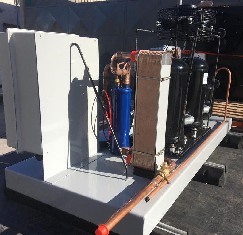 Equipo técnico de Zona Sur Refrigeración trabajando en una instalación