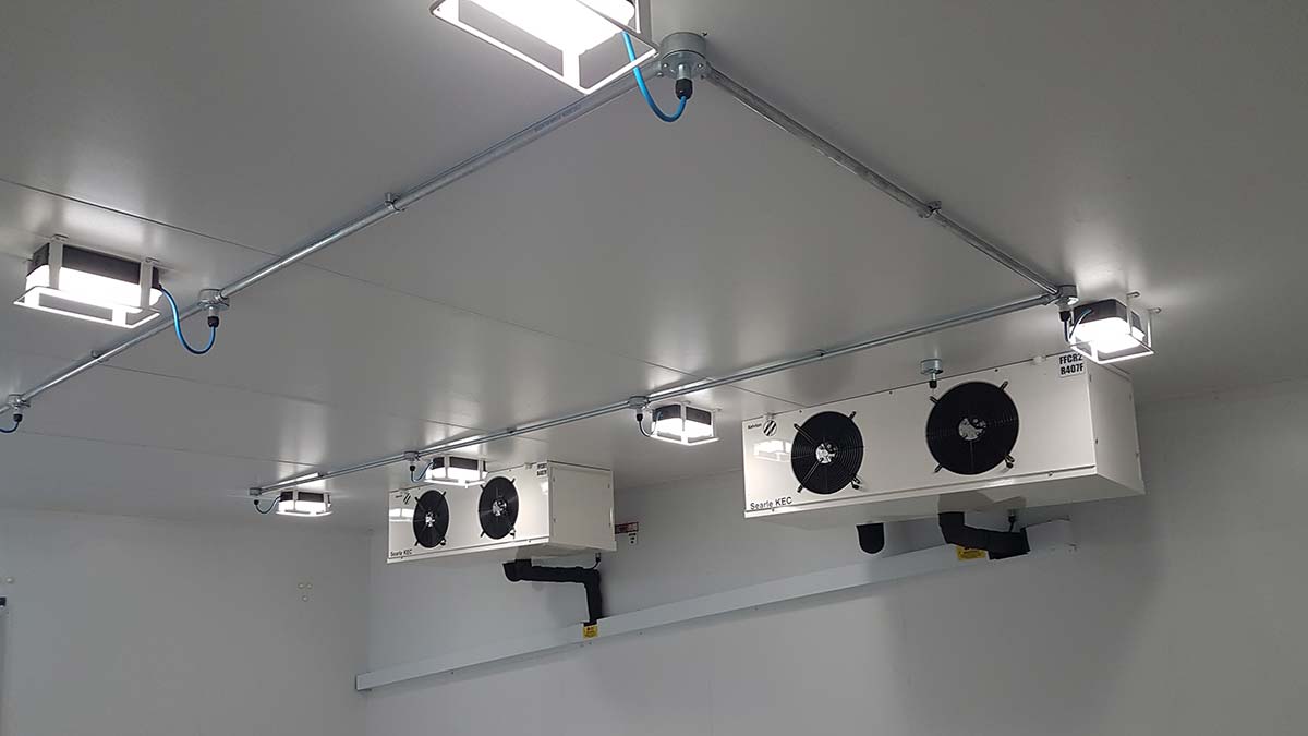 Sala con equipo de frío industrial completo