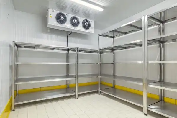 Cámara frigorífica con estantería interior